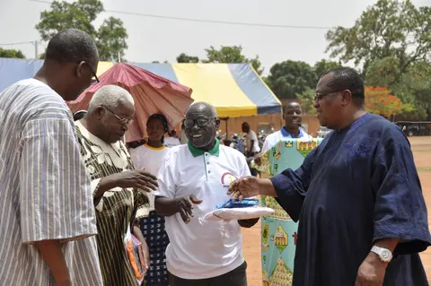 Tuoŋo-i baa Diilomaacenciraamba bĩncuɔmba-i - Le Parrain et les ainés réligieux